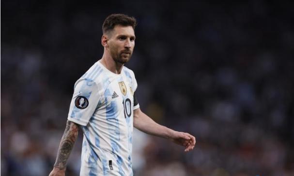 赵本山到三亚清水湾自家别墅度假，下雨天逛街，专人撑伞悠闲气派